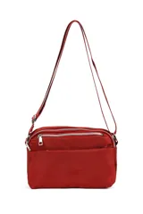 Bandolera roja de poliéster con correa regulable y dos bolsillos externos con cierre.