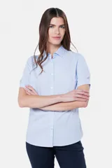 Camisa entallada de manga corta con rayas verticales celestes y blancas.