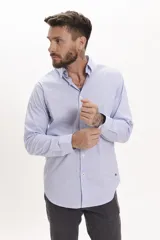 Camisa celeste a rayas verticales, de corte clásico, con cuello abotonado y mangas largas.