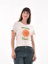 Remera color crudo con estampado de un sol anaranjado y texto en verde que dice "Nature Heals".