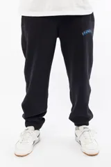 Pantalón de jogging negro de corte holgado con logo 'VERNAL' bordado en azul en el muslo izquierdo.