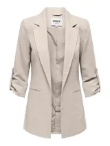 Blazer color beige de corte recto, con cuello solapa y mangas 3/4 con trabillas. Tiene bolsillos laterales. Marca Only.