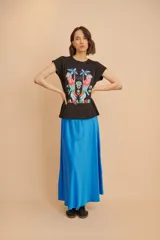 Pollera larga de satén color azul eléctrico, corte evasé y cintura elastizada.