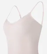 Blusa de pijama blanca de bretel fino con encaje en el escote y textura acanalada.