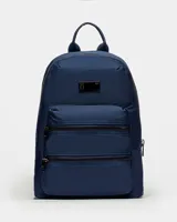 Mochila de nylon color azul marino con múltiples compartimentos y cierre frontal.