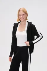 Campera negra de tejido de punto con capucha, cierre frontal y bolsillos tipo canguro. Presenta una franja blanca vertical en cada manga.