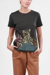 Remera gris oscuro de algodón pima con estampado de leopardo de las nieves y flores rosadas.