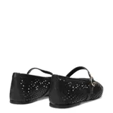 Zapato de cuero calado color marrón caramelo, con punta redondeada y tira sobre el empeine con hebilla dorada.