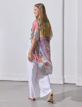 Kimono tejido con estampado patchwork multicolor, de mangas cortas amplias y corte suelto.