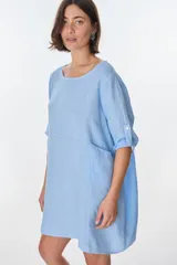 Vestido color fucsia de lino italiano, con cuello redondo, moldería oversize y bolsillos delanteros.