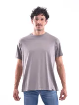 Remera negra de corte regular y mangas cortas.
