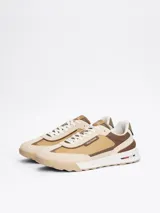Zapatillas deportivas Tommy Hilfiger Classics, color beige con detalles en marrón y blanco. Confeccionadas en cuero y poliéster, con suela de goma y logo de la marca en el lateral.
