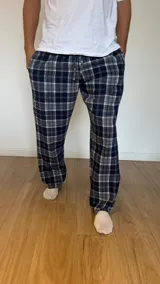 Pantalón de pijama de franela con diseño escocés, elástico en la cintura y dos bolsillos.
