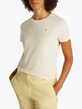 Remera blanca de algodón orgánico, de corte regular y manga corta. Tiene cuello redondo y logo de Tommy Hilfiger bordado en el pecho.