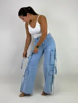 Jean cargo de pierna ancha, diseño recto y detalles de múltiples bolsillos, ideal para un look moderno.