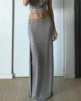 Falda larga de tela elastizada color gris, con tajo lateral que permite diferentes estilos de uso.