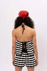 Top tejido de algodón a rayas horizontales blancas y negras, con cuello halter y espalda descubierta.