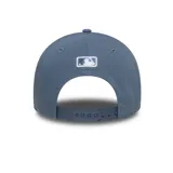 Gorro New Era modelo 9FORTY, color azul grisáceo, con el logo de los New York Yankees bordado en blanco en el frente. Presenta visera curva y ajuste trasero.