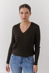 Sweater de punto marrón con escote en V y mangas largas.