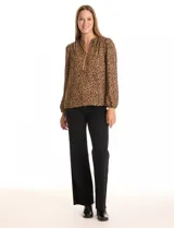 Blusa de gasa estampada con animal print, cuello a la base con escote en V y cierre dorado. Manga larga con puño elastizado.