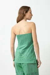 Strapless verde con bordados calados.