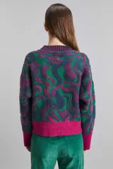Sweater oversize con cuello redondo en hilado matizado y diseño Jacquard exclusivo de la colección con diferentes hilados y alturas, generando textura.