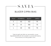 Blazer color camel de lana con solapas y cierre con botones. Presenta detalle de pespuntes blancos en los bordes.
