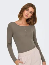 Camiseta de manga larga color marrón con cuello redondo y botonadura parcial.
