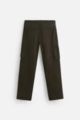 Pantalón cargo color verde oscuro, de corte relaxed fit, con bolsillos laterales con solapa y bolsillos traseros de vivo.