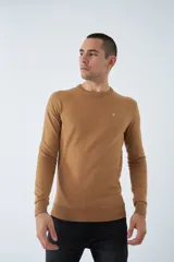 Sweater básico de tejido gris con escote redondo y logo bordado, de manga larga.