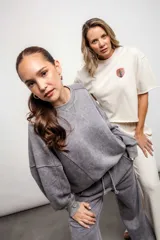 Buzo color marrón con corte suelto y cuello redondo.