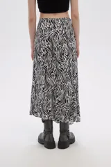 Falda midi evasé con estampado animal print de cebra en blanco y negro.