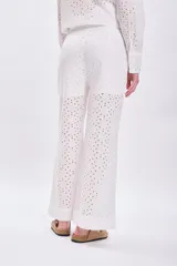 Pantalón blanco de broderie con corte recto y cintura alta.