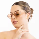 Lentes de sol con marco geométrico color miel y lentes marrones degradé.