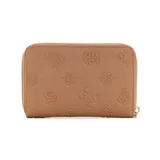 Billetera Guess Cresidia color beige con cierre perimetral y logo triangular metálico en el frente. Presenta un patrón repujado con el logo de la marca y motivos florales.