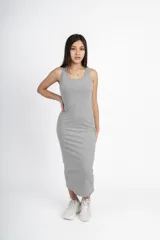 Vestido midi negro ajustado al cuerpo, sin mangas y con escote redondo.