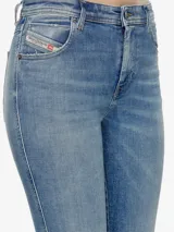 Jeans skinny Diesel modelo Babhila de tiro medio, confeccionados en denim elástico azul claro y parcialmente con algodón reciclado.