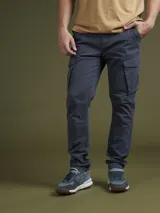 Pantalón cargo color marrón con bolsillos laterales con solapa y corte ajustado.