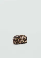 Neceser pequeño con estampado de leopardo, forro interior y cierre de cremallera.