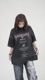 Remera negra con efecto gastado, cuello redondo y estampado con texto y logo en el frente.
