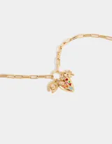 Collar corto dorado con cadena de eslabones rectangulares y dijes colgantes: corazón con incrustaciones de colores, trébol de cuatro hojas y herradura.