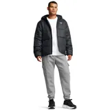 Campera aislante negra con capucha y logo de Under Armour en el pecho.