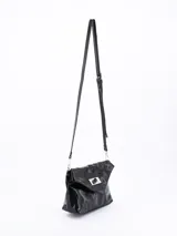 Cartera tipo sobre de cuero sintético color negro con cierre metálico plateado.