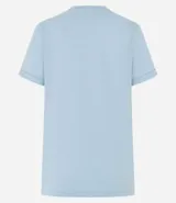 Remera celeste de media malla con cuello redondo y mangas cortas dobladas.