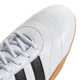 Championes Adidas Grand Court Lo blancos con las tres tiras laterales en negro y suela color caramelo.