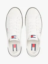 Zapatillas Tommy Jeans blancas de corte bajo con refuerzos de goma, suela vulcanizada con línea negra y logo en el lateral.