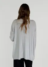 Sweater negro de viscosa, con escote en V y mangas largas holgadas.