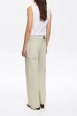 Pantalón vaquero blanco de corte wide leg, tiro medio y cinco bolsillos. Confeccionado con al menos un 20% de fibras recicladas.