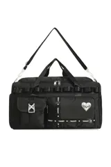 Bolso tipo duffel negro con múltiples bolsillos externos, correa de hombro ajustable y asas de mano.