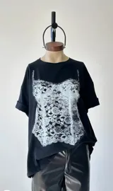 Remeron blanco con estampado gráfico en negro que simula encaje sobre el torso.